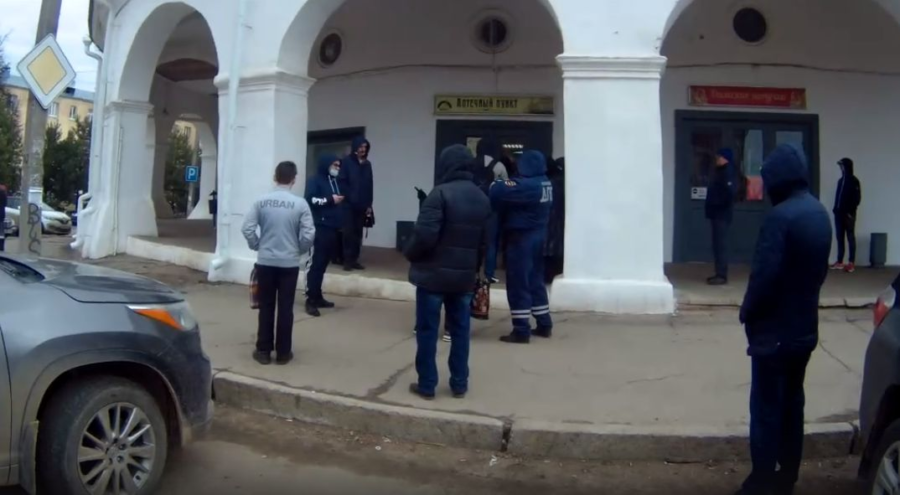 В очереди за масками стоят даже костромские полицейские