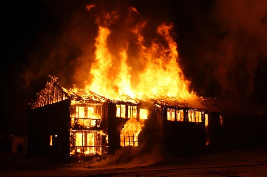 Сбежавший из Ленинградской области самоизолировавшийся спалил 3 дома в Костромской области