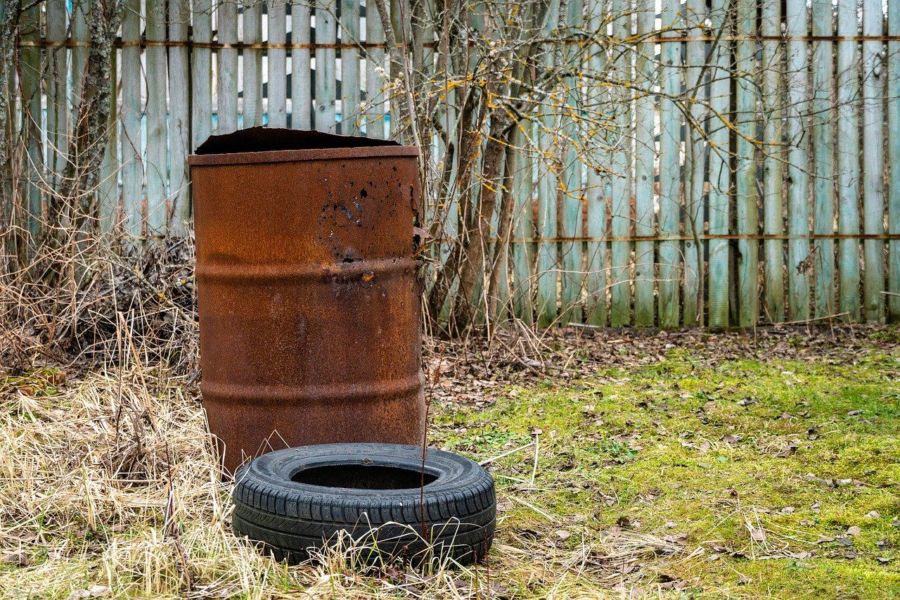 Костромской школьник заточил себя в бочке для полива огорода