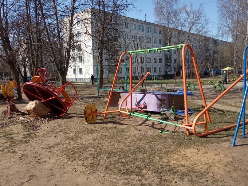 Разрушенную детскую площадку в Костроме объяснили необходимостью не пускать туда детей