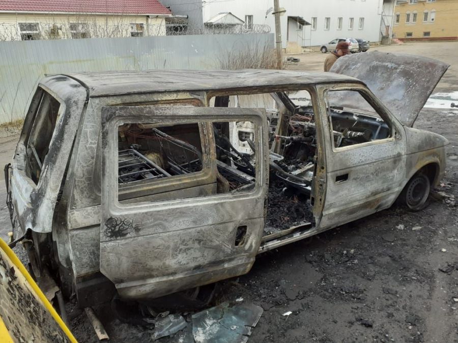 Огонь второй день подряд уничтожает машины в Костроме