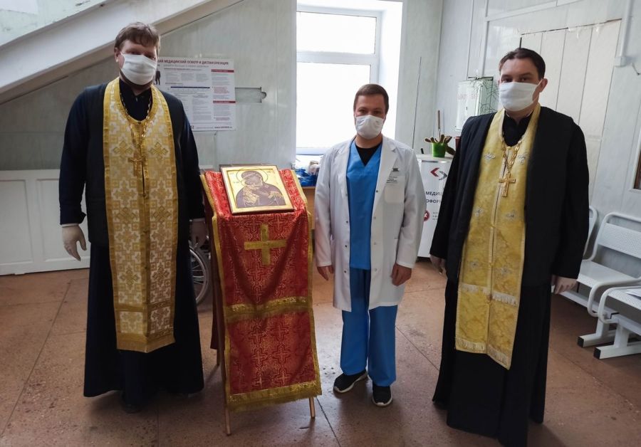 Священники пришли к больным коронавирусом костромичам в больницу