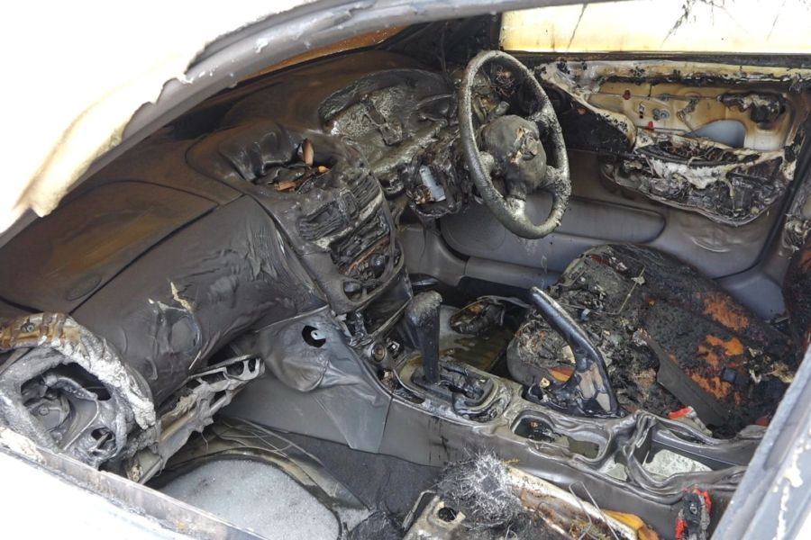 Nissan с незакрытым окном сожгли в Костроме на глазах его хозяйки