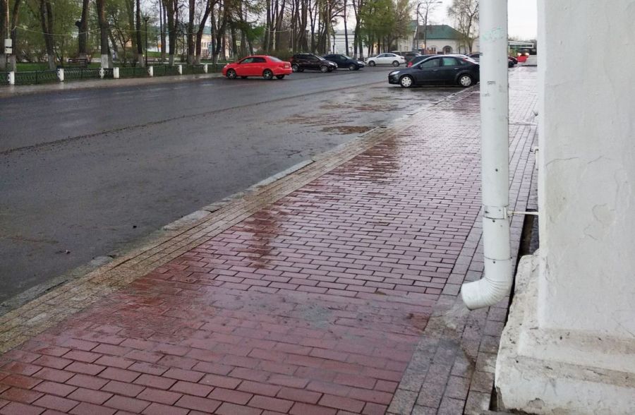 Раскрыт секрет ливневки при ремонте тротуара в центре Костромы