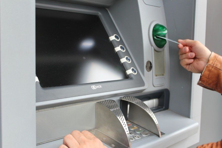 Костромич лишился сбережений из-за оставленной карты в банкомате