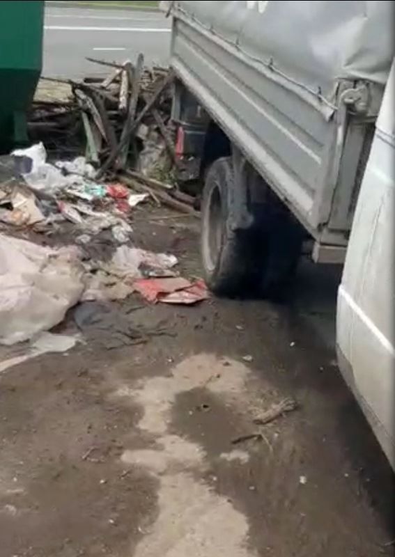 Неизвестные грузовиками везут строительный мусор к жилому дому в Костроме