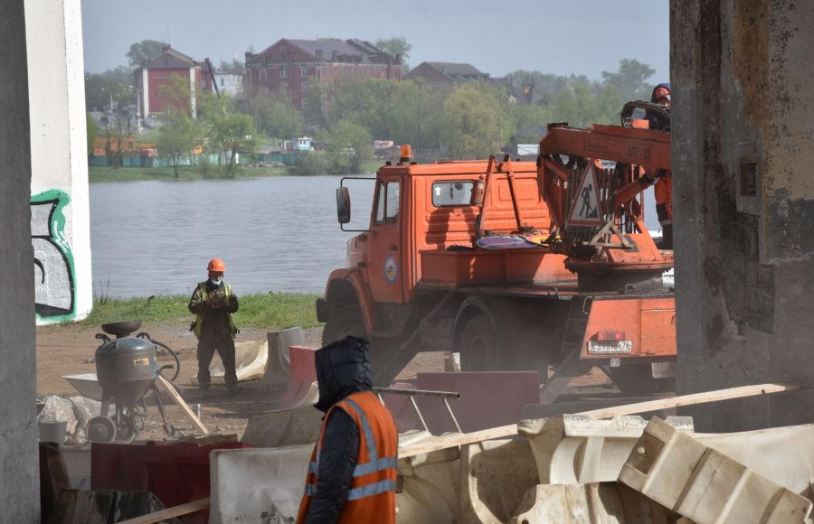 Рабочие резко ускорились во время ремонта моста через реку Кострома