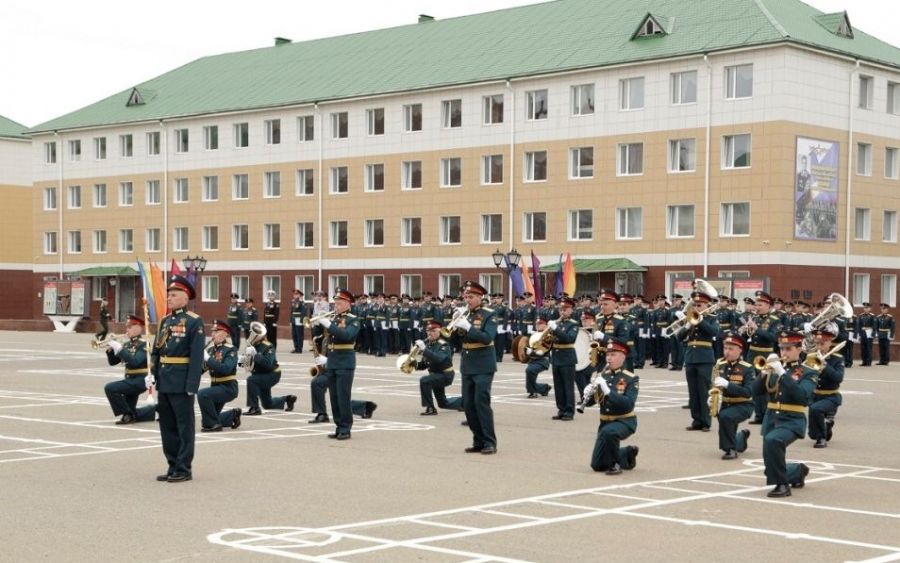 Сотням курсантов РХБЗ устроили торжественный выпускной на плацу