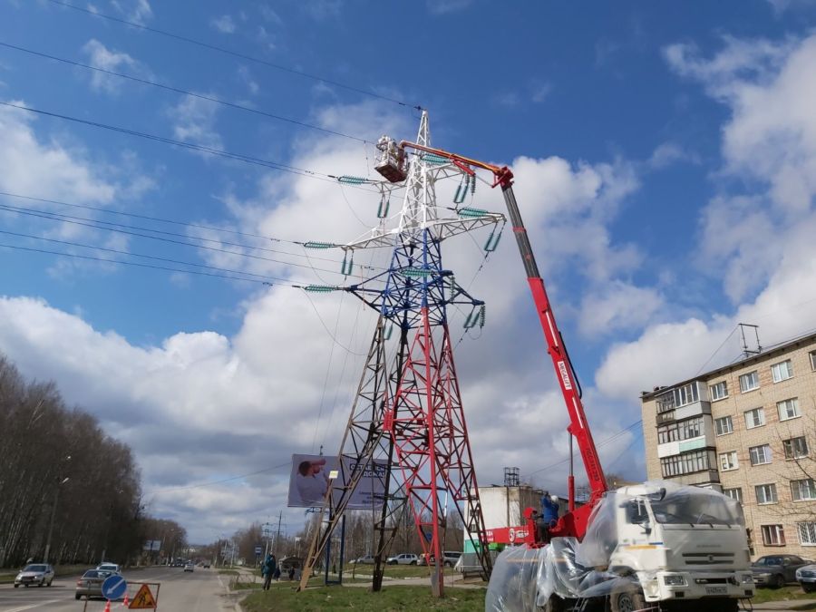 Костромские энергетики выполнили окрашивание металлической опоры линии 110 кВ в областном центре