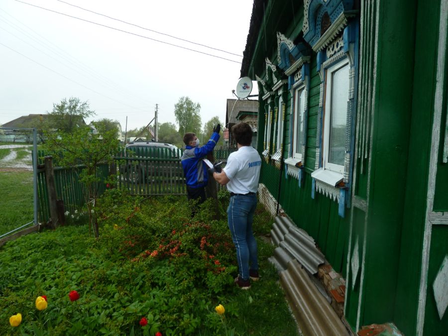 Волонтеры Костромаэнерго оказали помощь ветерану предприятия