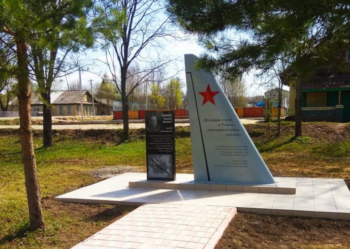 Поразившему США летчику поставили памятник в костромском селе