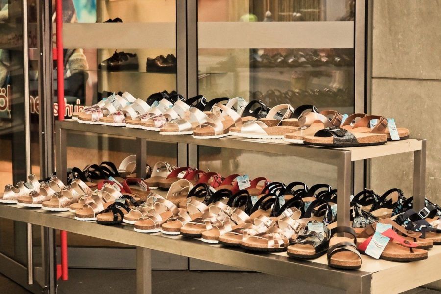 Костромичи жалуются на открытые магазины обуви, одежды и заколок