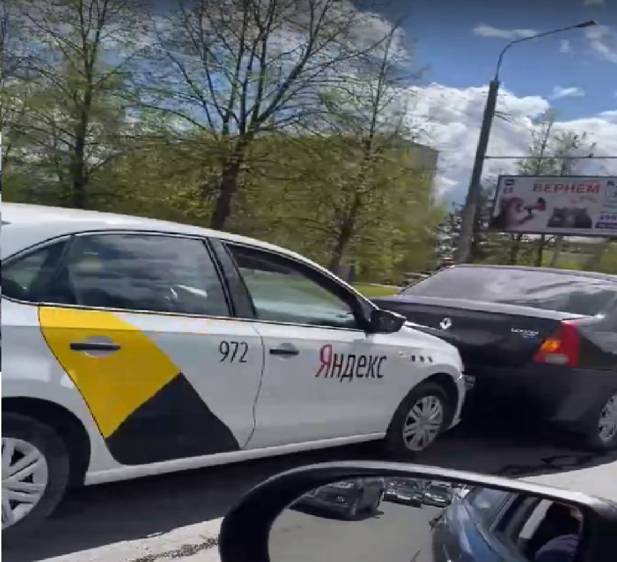 Водитель «Яндекс Такси» устроил тройную аварию перед мостом через Волгу