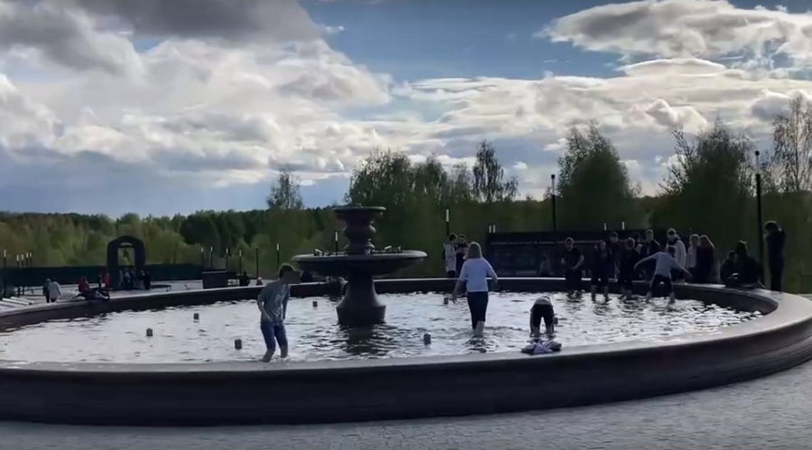 Толпа подростков выгребла всю мелочь из самого большого фонтана Костромы