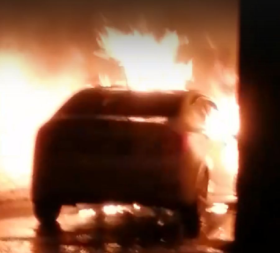 Сразу две машины подожгли этой ночью в Костроме