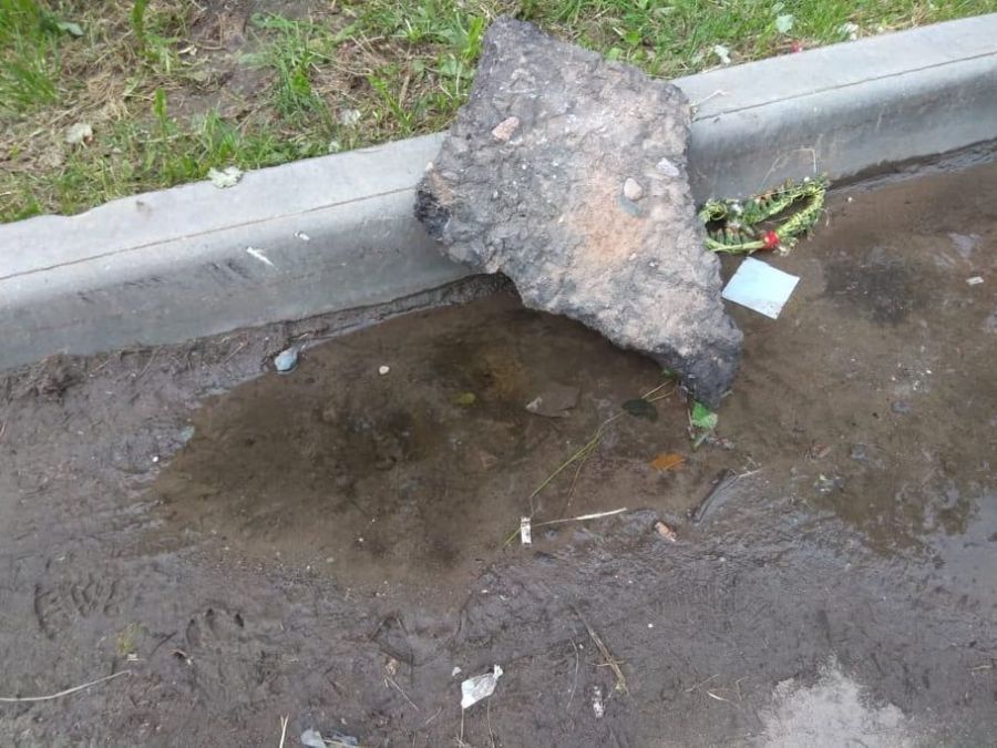 Проваливаемся под землю: прорванная труба уже неделю топит дворы  в Костроме