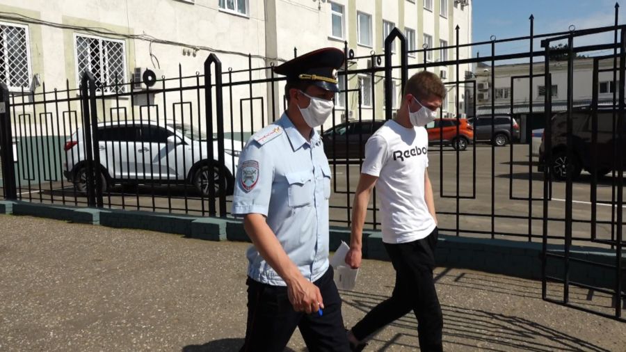 Катавшегося по Костроме блогера в бассейне с пеной арестовали