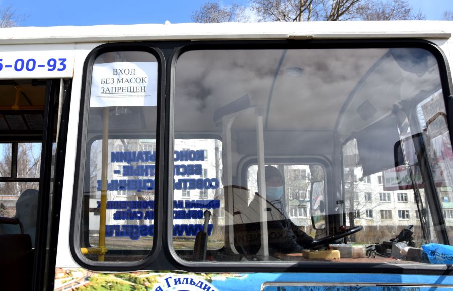 Водителей автобусов в Костроме уволили за работу без масок