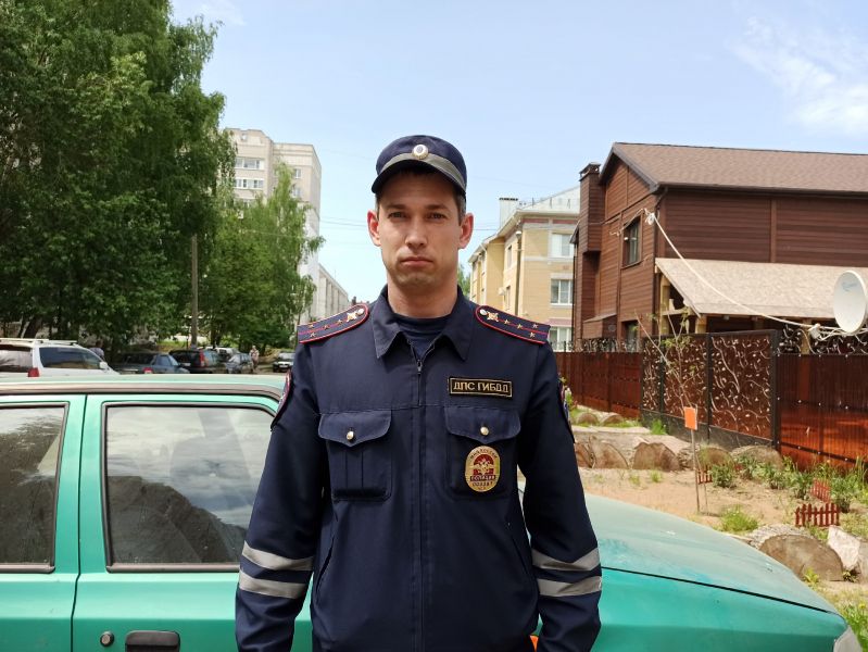 Костромской полицейский героически спас машину от огня и поймал поджигателя