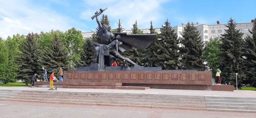 Подростки в Костроме превратили Монумент Славы в скейтпарк