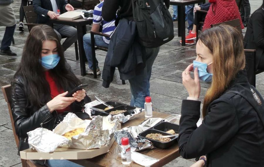 Посетителям ресторанов в Костроме  запретят снимать маски и сближаться