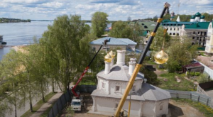 Новый храм на берегу Волги в Костроме украсят крестами
