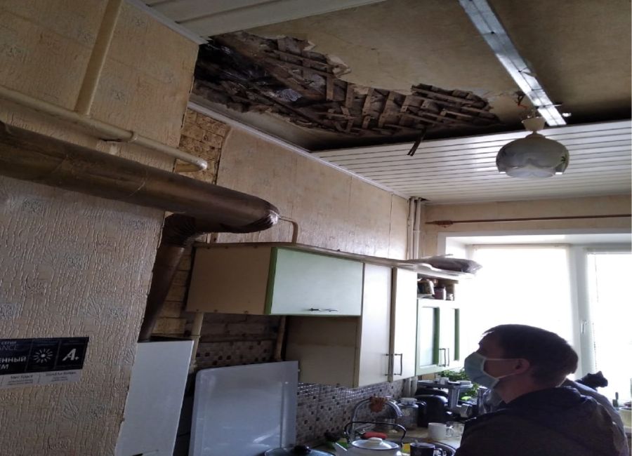 Костромич полгода видел соседку через дыру в потолке