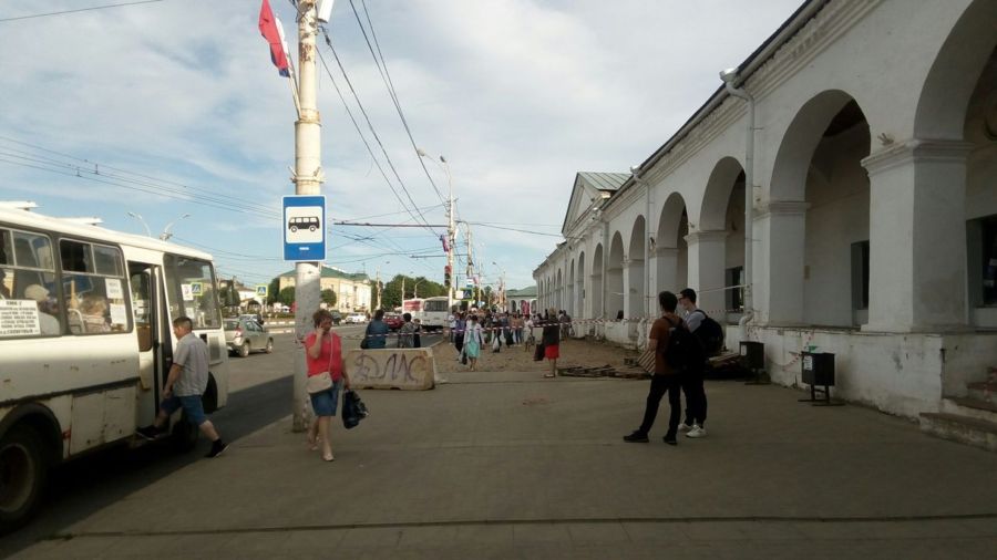 Костромичей просят терпеть и ждать автобусы в груде камней в центре