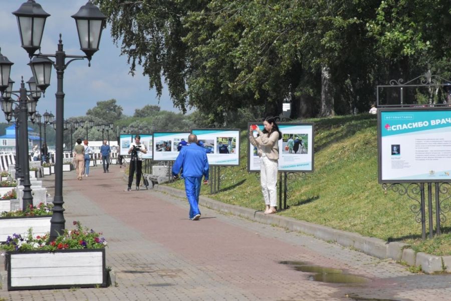 Портреты врачей появились на главной набережной Костромы