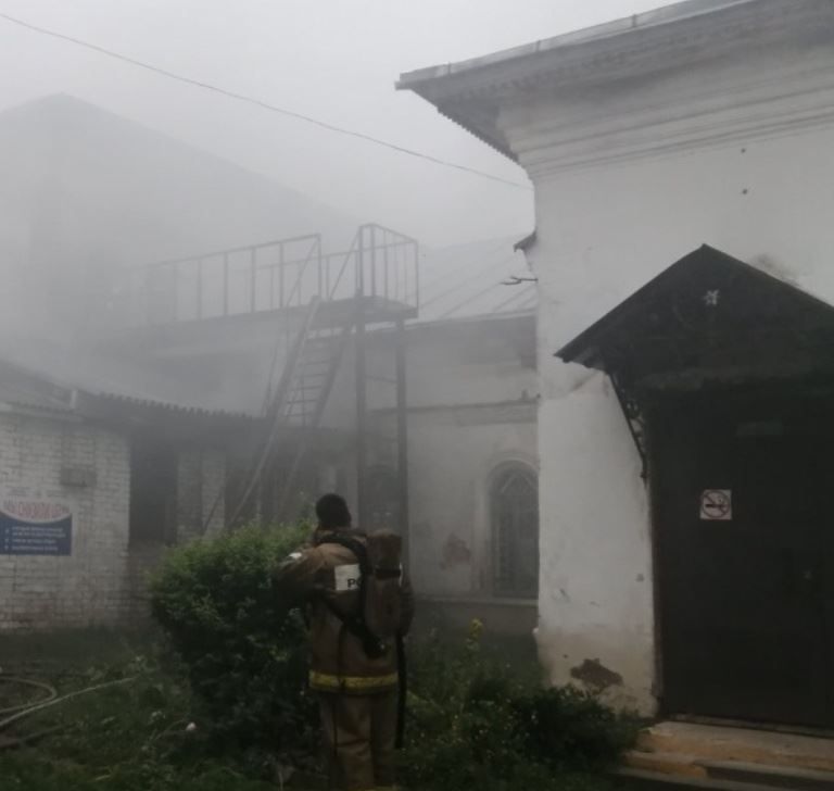 Огонь охватил больницу в Костромской области