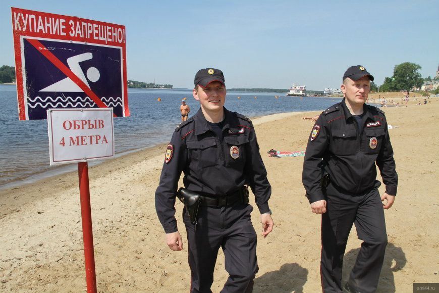 Огромная впадина образовалась на центральном пляже Костромы