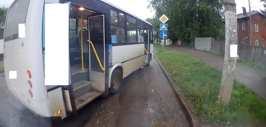 Костромичи сдали в полицию водителя автобуса: он высаживал людей посреди дороги