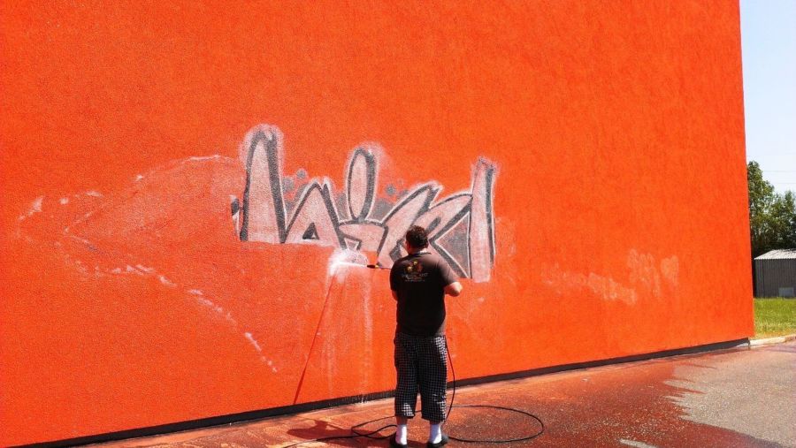 Дома в Костроме начали покрывать спецкраской от незаконных граффити