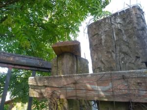 Костромскую детскую площадку огородили забором с шипами