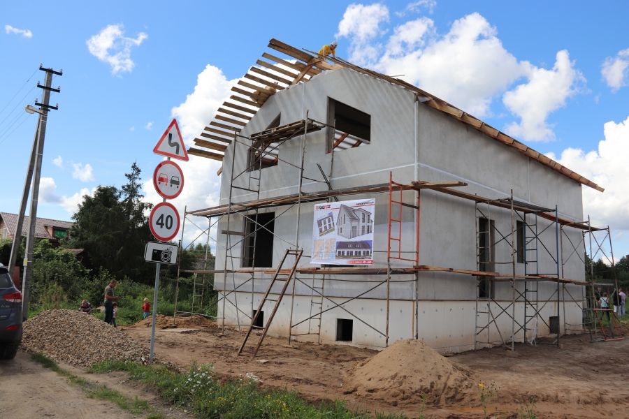 Многодетной костромской семье за месяц отстроили бесплатный новый дом