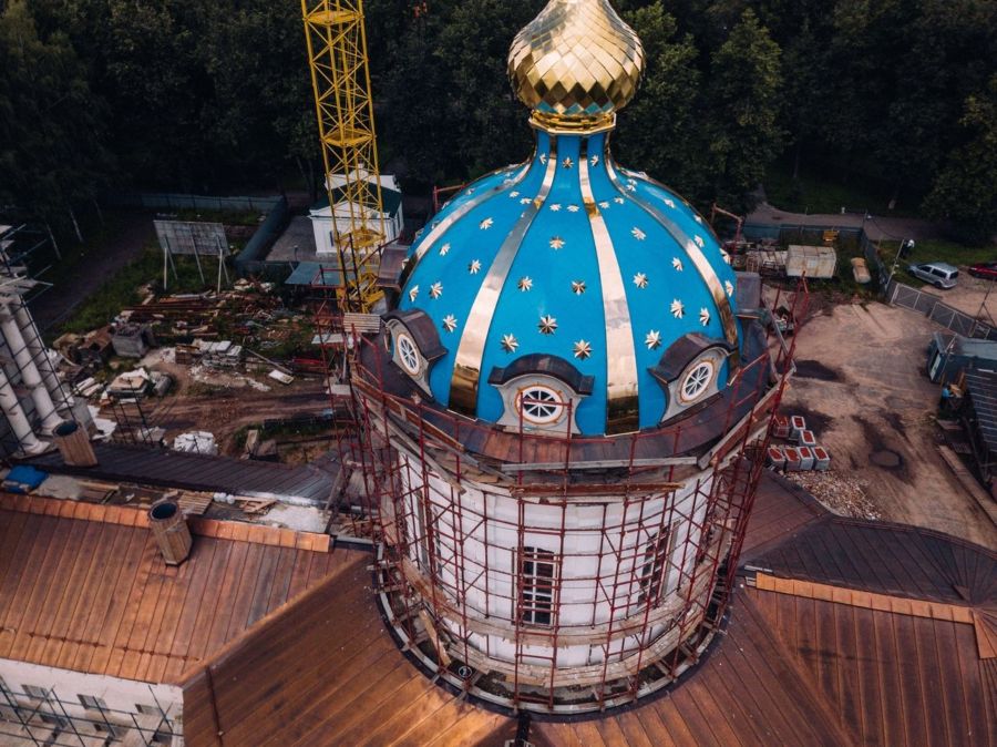 Главный купол Костромского кремля украсили великолепные звёзды