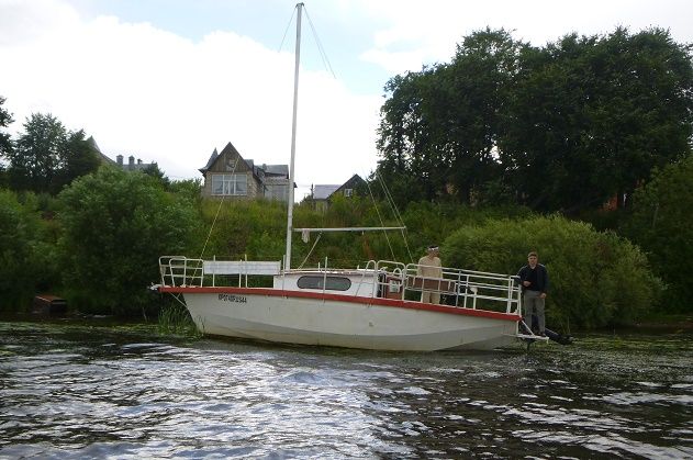 Туристы угнали белоснежную яхту в центре Костромы