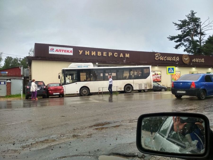 Костромичка чудом спасла троих детей от мчащегося автобуса без водителя