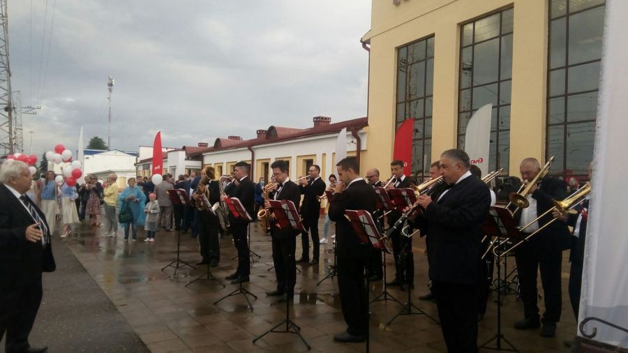 «Ласточку» в Костроме встретили народными гуляниями и оркестром