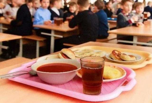 Костромских школьников-льготников решили кормить без справок