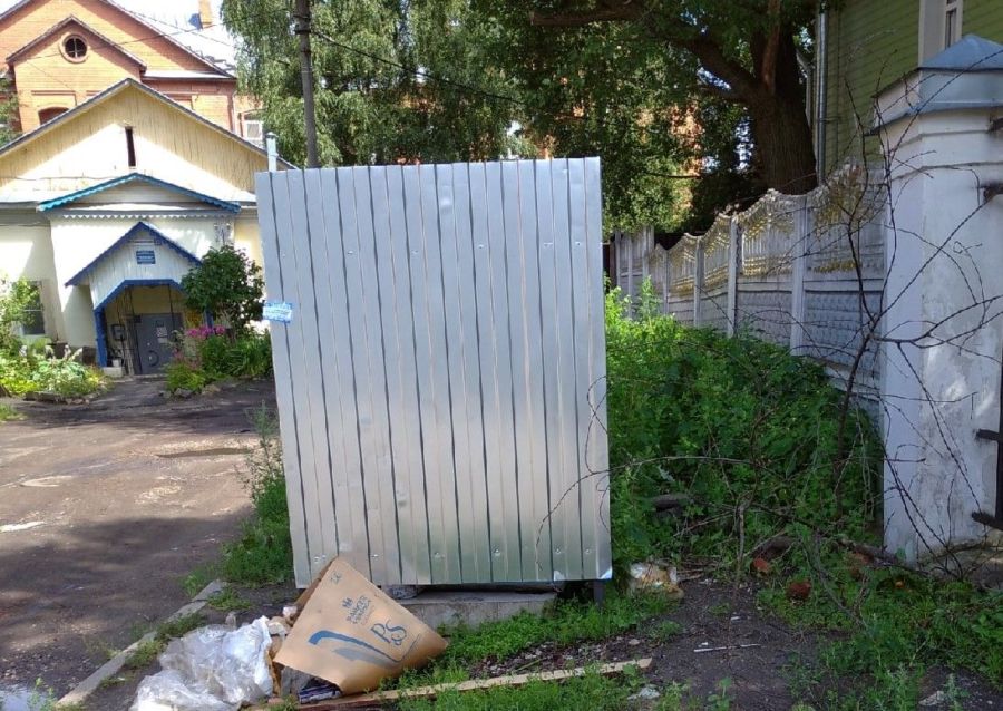 Костромичи обнаружили улицу с летающим мусором в центре города