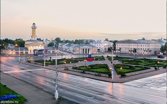 Чиновников попросили сделать большой навес от дождя в самом центре Костромы