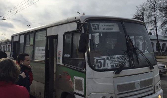 Автобусы с гигантскими дырами возят пассажиров по Костроме