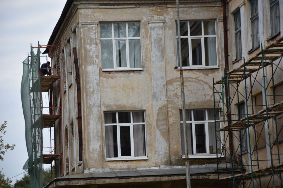 Рабочих попросили потише стучать во время ремонта в школе Костромы