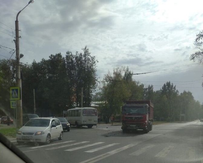 Двое подростков в Костроме получили увечья из-за водителя автобуса