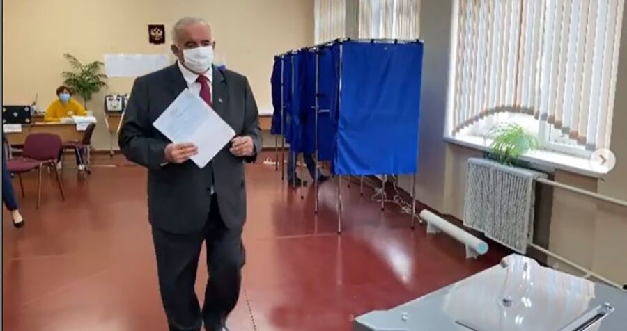 Губернатор Сергей Ситников проголосовал на выборах губернатора