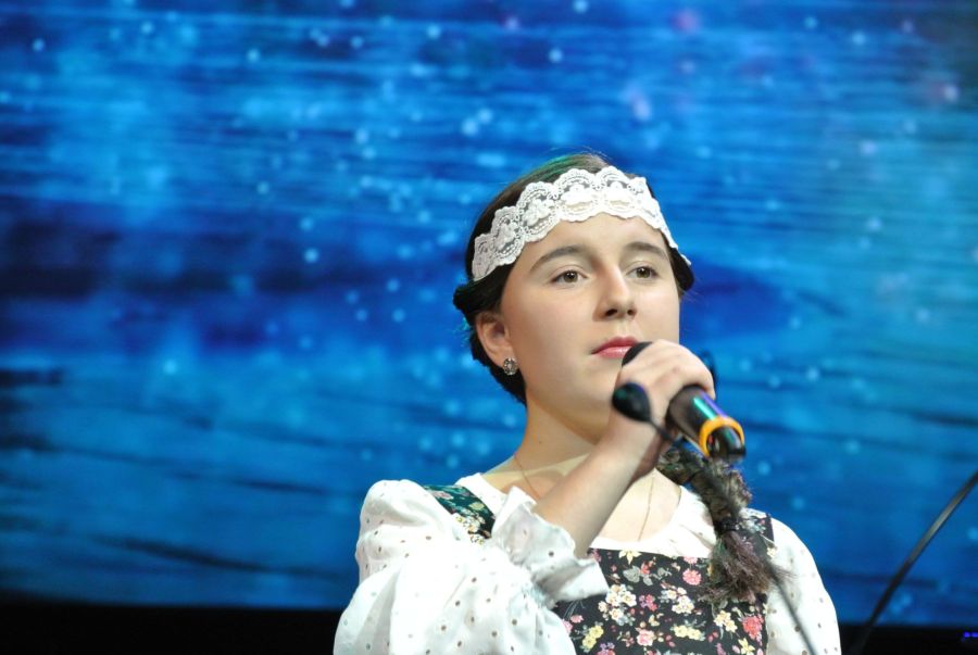 Костромская певица Полина Чиркина променяла русскую косу на каре и декольте