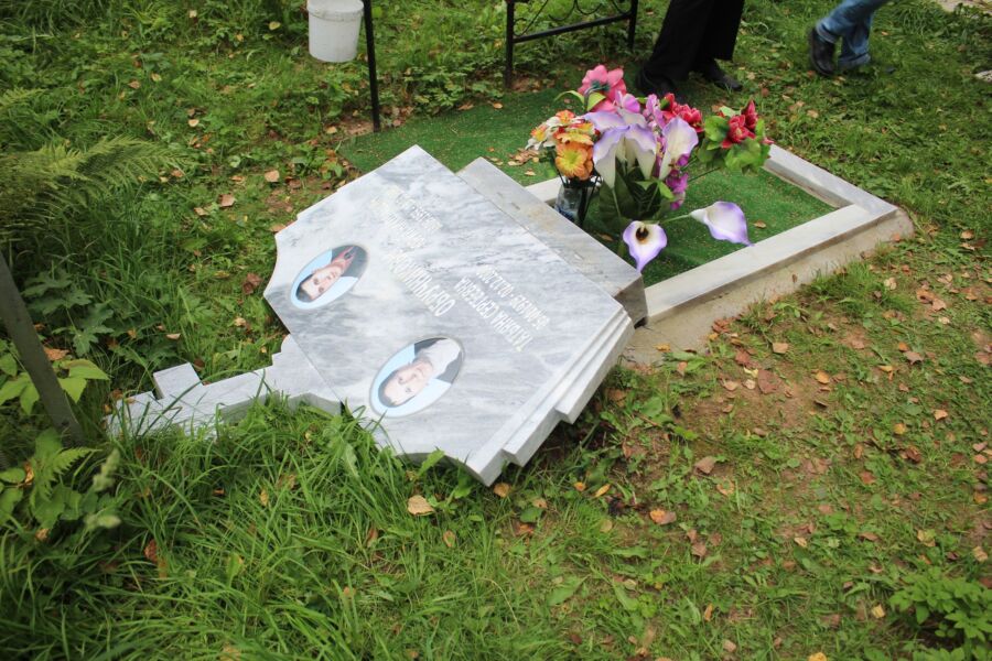 Дети разрушили 19 могил на кладбище под Костромой ради конфет
