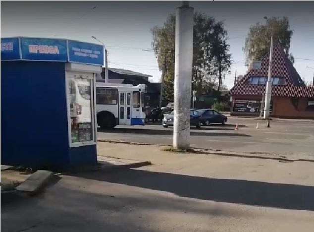 Принцесса на иномарке перекрыла троллейбусам дорогу ради шопинга в Костроме