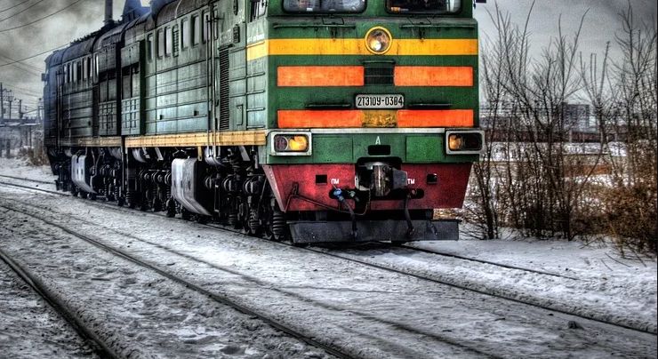 Трое детей погибли под поездом на границе с Костромской областью